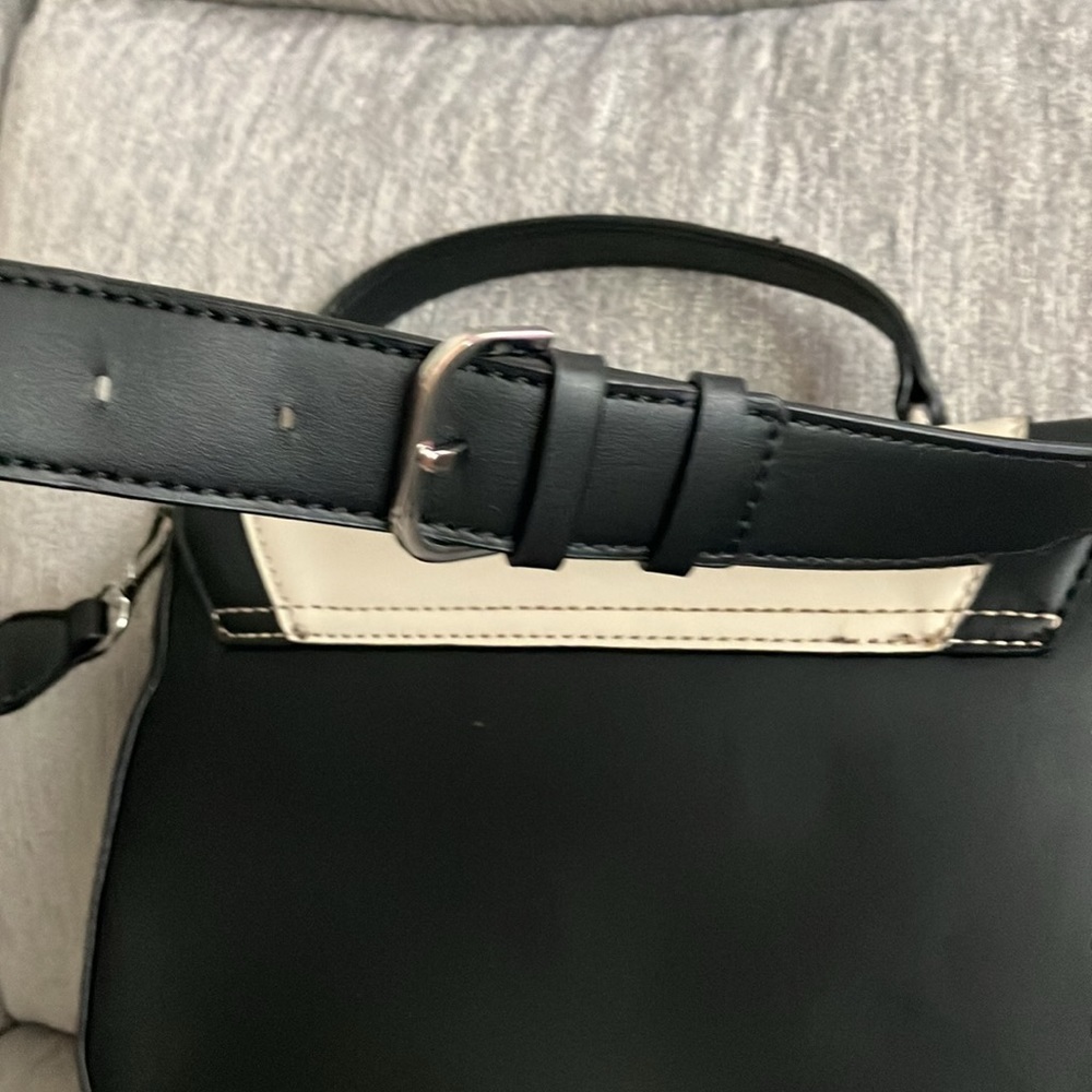 EUC Black & tan guess bag - Picture 6 of 14